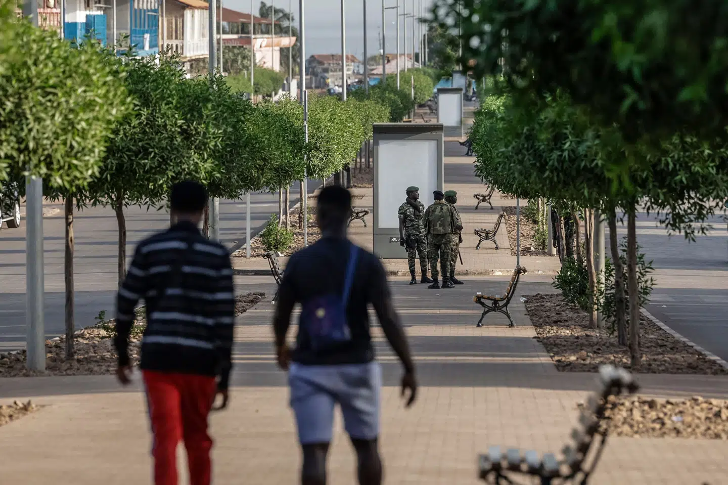 Soldater patruljerer i en gade i hovedstaden Bissau. Billedet er fra onsdag, hvor der skete en militær magtovertagelse i Guinea-Bissau.