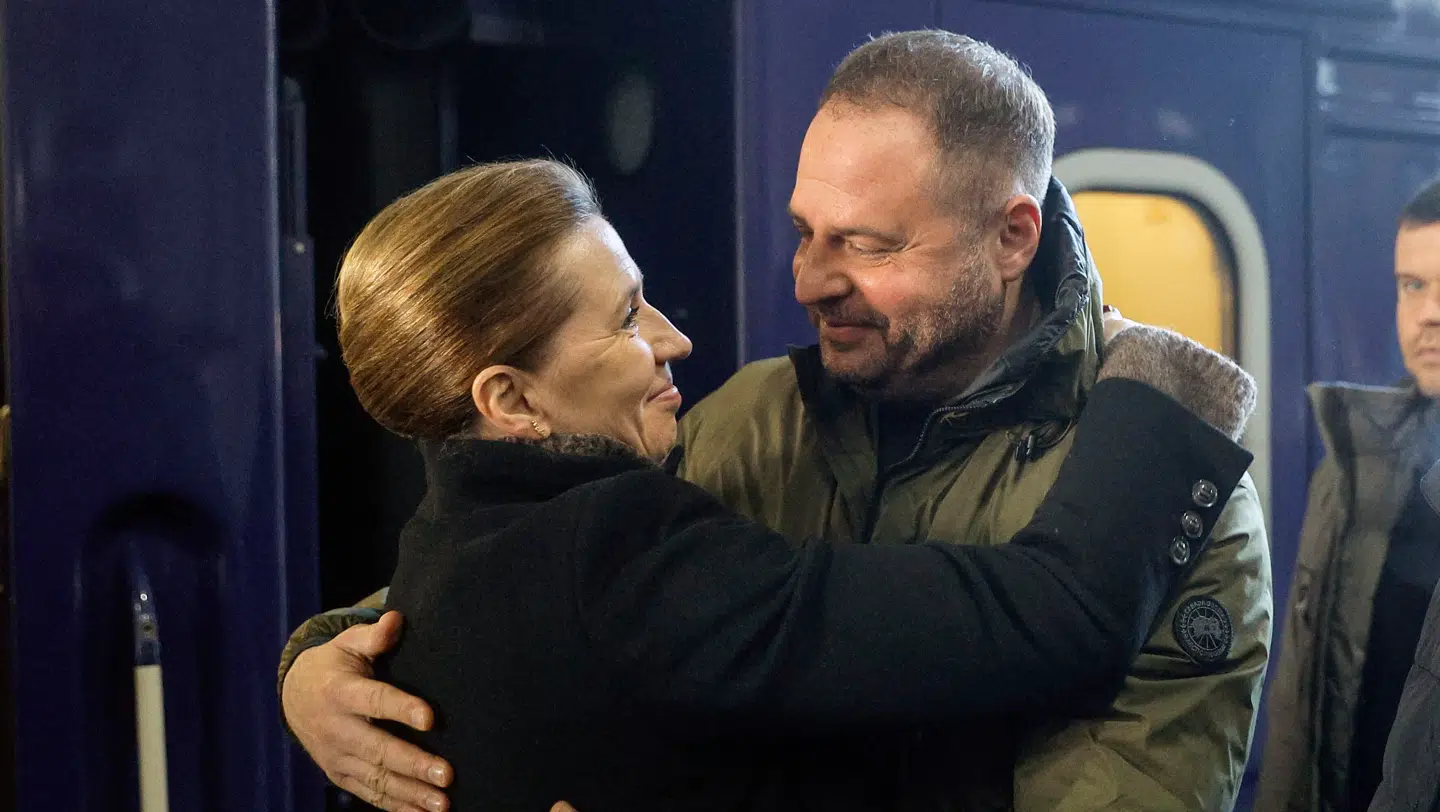 Volodymyr Zelenskyjs højre hånd Andriy Yermak krammede Mette Frederiksens velkommen, da hun besøgte Ukraine i februar. Nu er han fældet af korruptionsskandale.