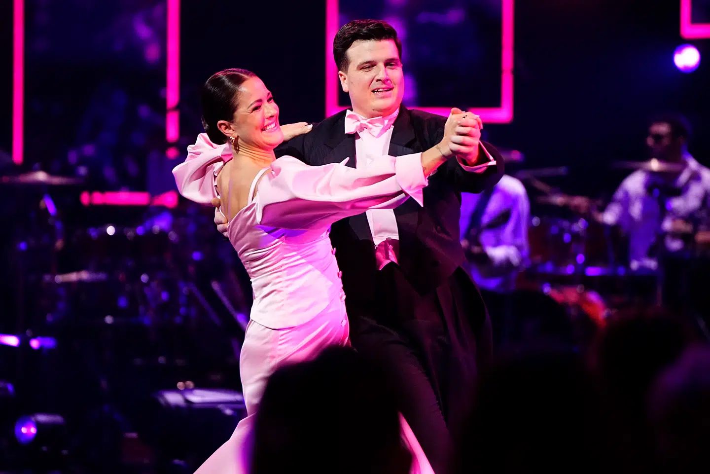 Camilla Dalsgaard og Alfred Midé dansede deres quickstep som første dans – men vi fik aldrig at vide, hvilken tidligere dans, den var inspireret af.