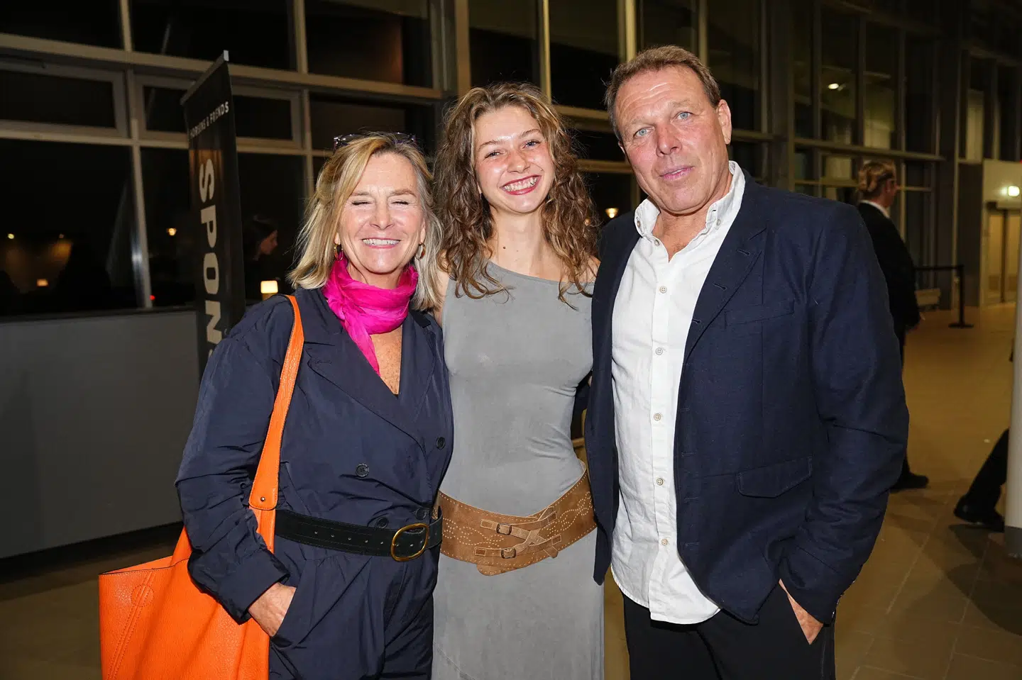 Fredag efter fredag har eventyreren Alfred Midé Erichsens familie siddet blandt publikum og heppet på ham i "Vild med dans". Her ses Alfred Midé Erichsens mor, forlovede og far til finalen fredag aften i Forum Horsens.