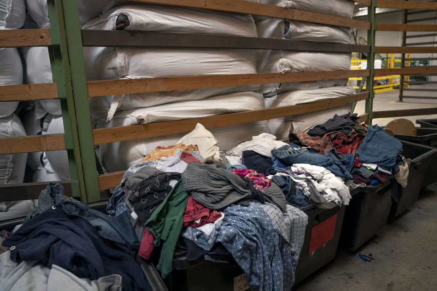 Tøj, der er for slidt eller i dårlig kvalitet er en af årsagerne til tilbagegang på genbrugsmarkedet, lyder det fra indsamlingsorganisationernes brancheforening. (Arkivfoto).