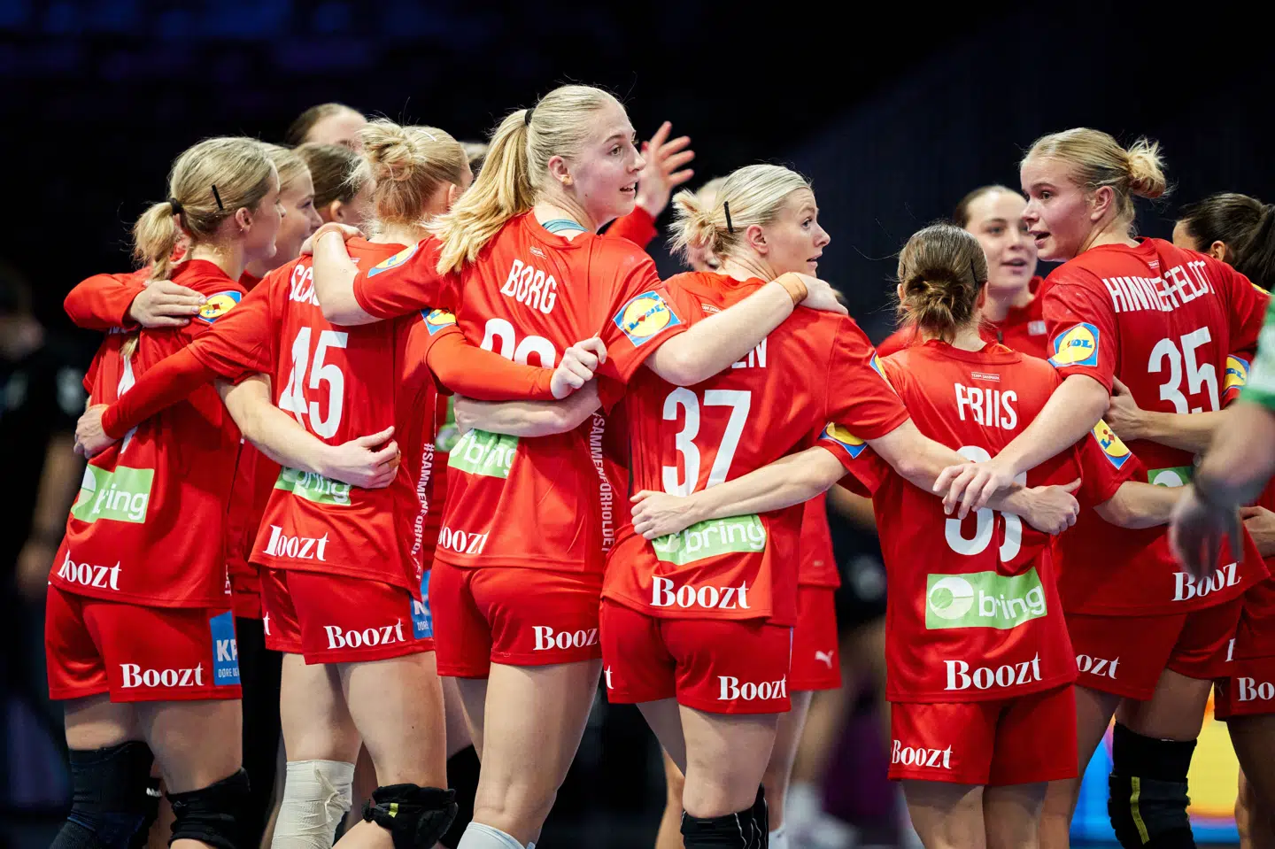 Man siger, at Danmarks nationaldragt har farverne rød og hvid. Men det seneste år har landsholdet slet ikke brugt de hvide shorts.