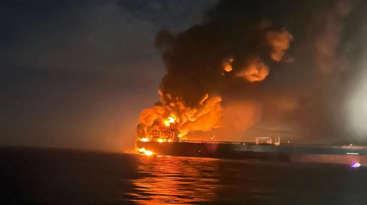 Flammer og røg steg til vejrs efter angrebet på en af de russiske tankskibe i Sortehavet fredag.