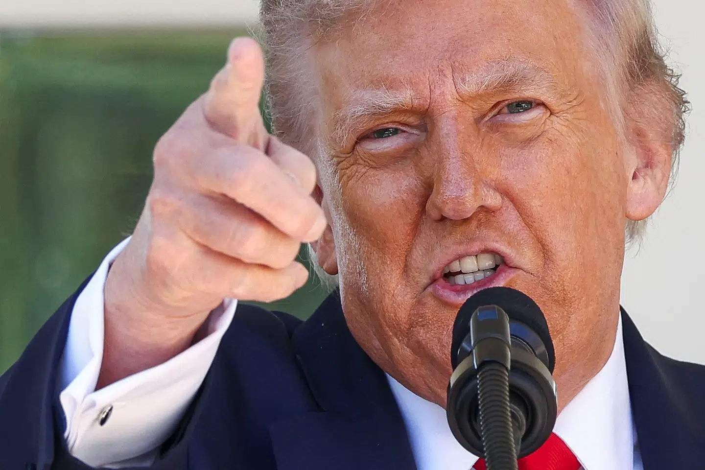 - Betragt luftrummet over og omkring Venezuela som fuldstændig lukket, skriver Trump, der her taler i Det Hvide Hus' Rosenhave tidligere på året, på Truth Social. (Arkivfoto).