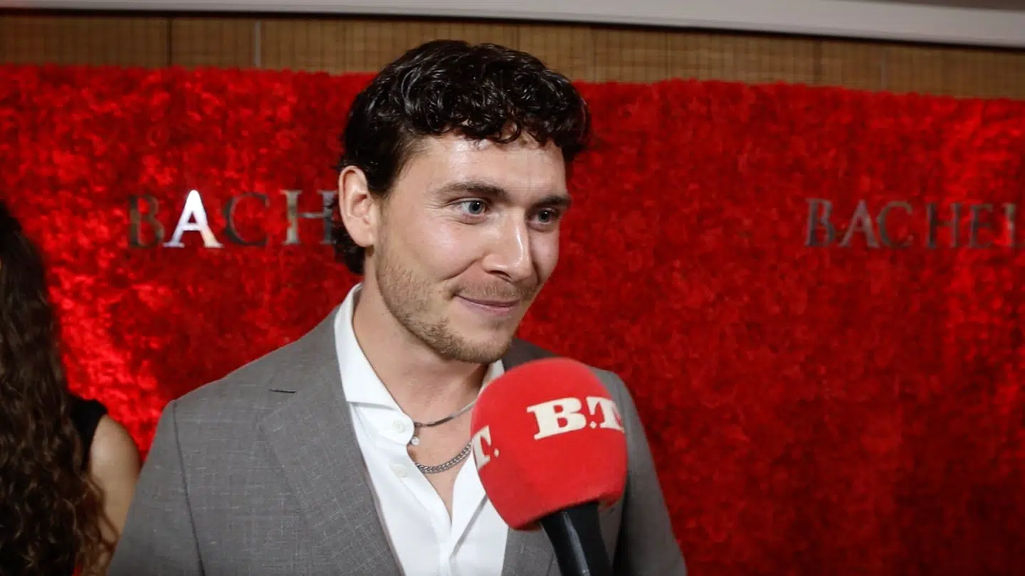 Nicklas Flenø Mikaelsen på den røde løber til Bachelor-finalen, hvor han afslørede, at kærligheden stadig blomstrer mellem ham og Silje Brøns Petersen.