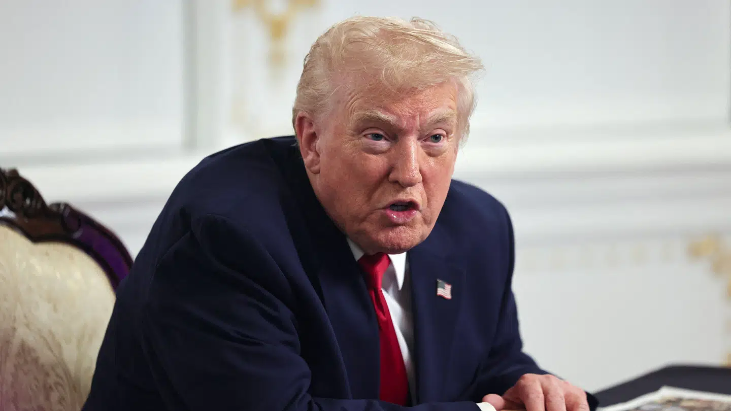 USAs præsident, Donald Trump, vil gennemgå flygtningesager i USA, efter at en afghansk mand er hovedmistænkt i skuddrabet på soldat fra den amerikanske nationalgarde.