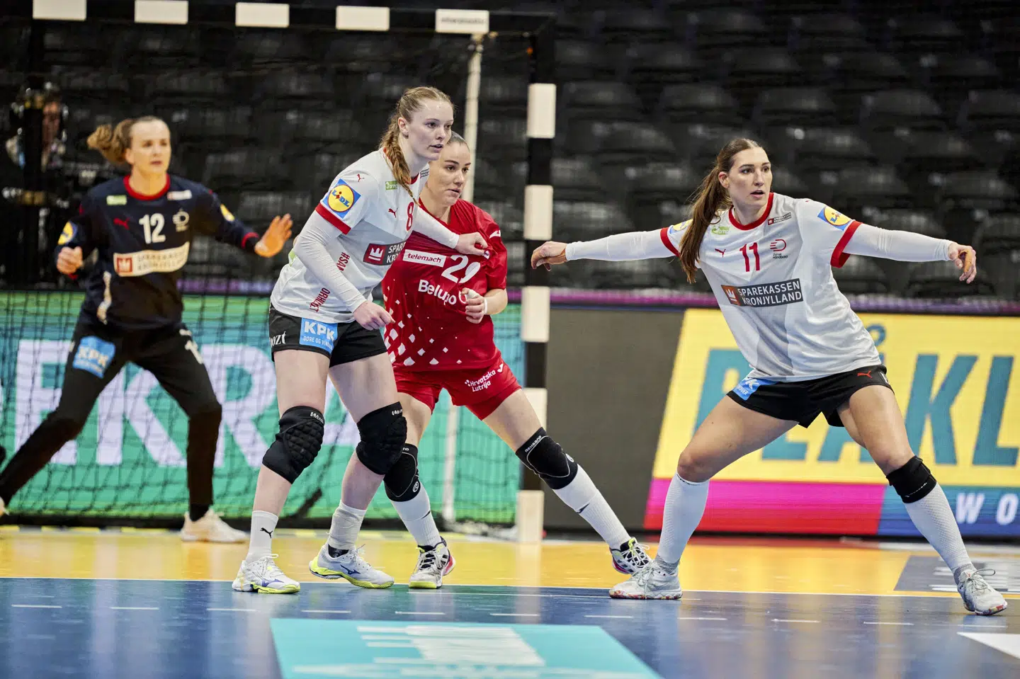 Line Haugsted (til højre) spillede sine første minutter ved VM mod Kroatien.