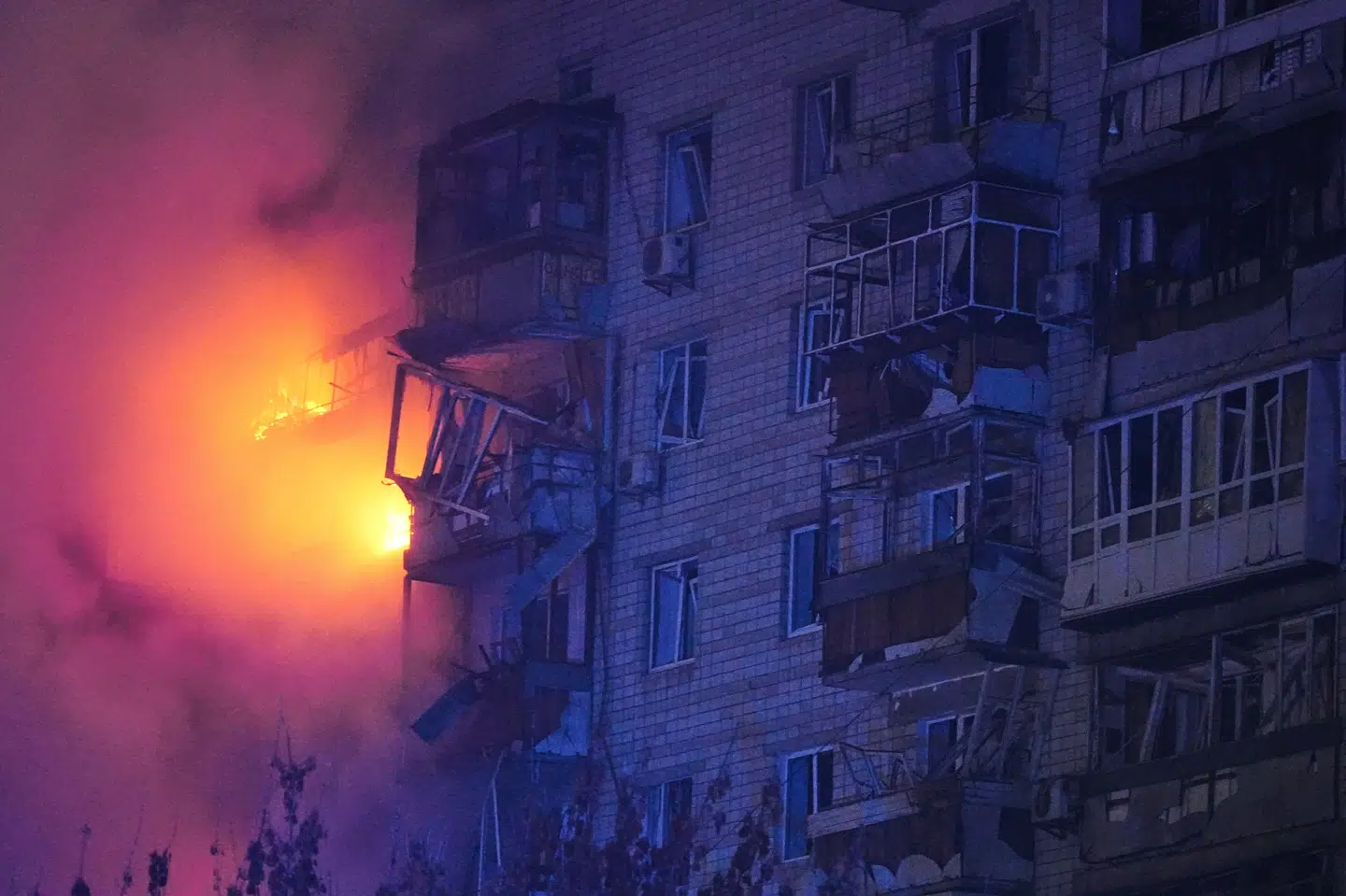 En brand er brudt ud som følge af et russisk angreb i byen Vysjhorod nord for Ukraines hovedstad, Kyiv.