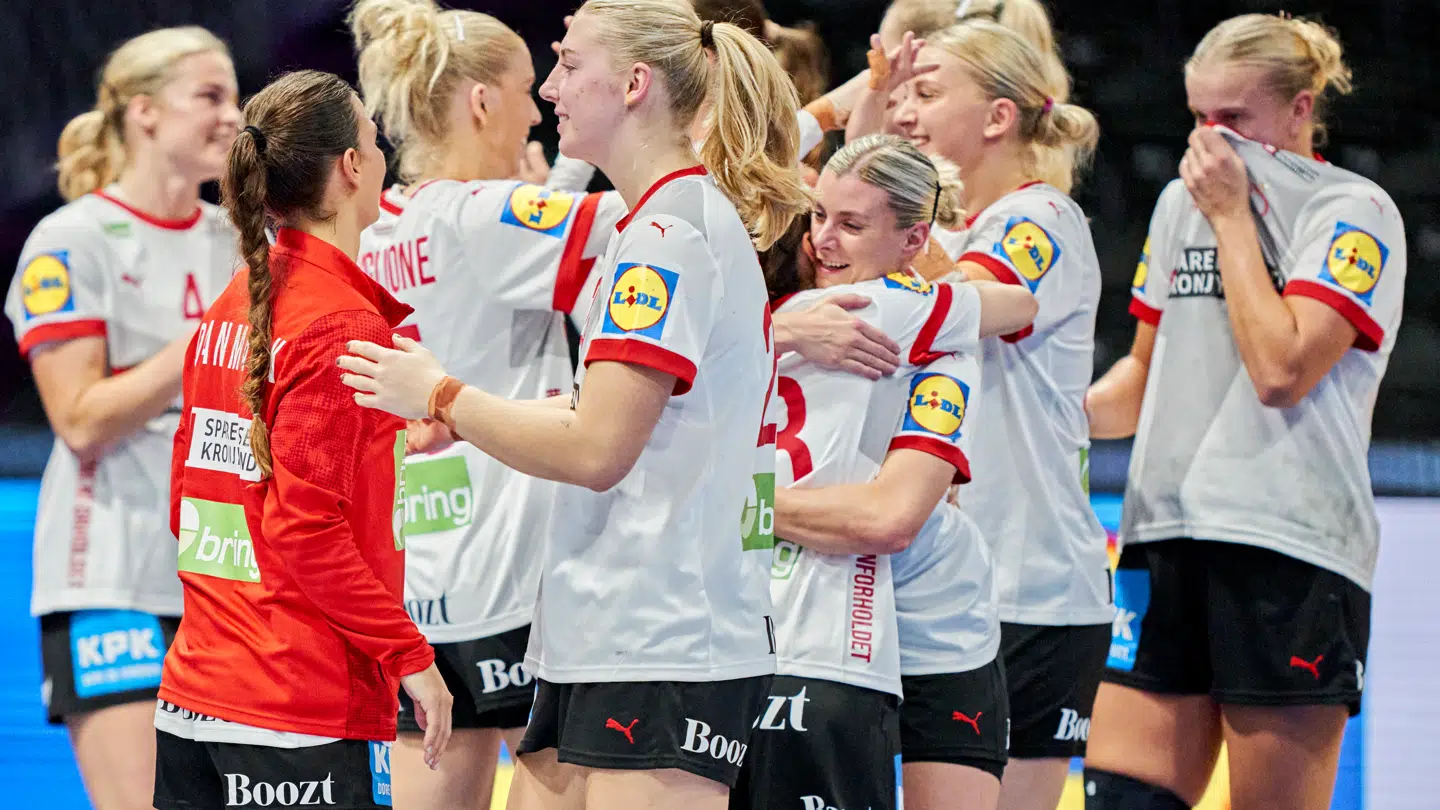 Det danske kvindehåndboldlandshold for første gang i sorte shorts.