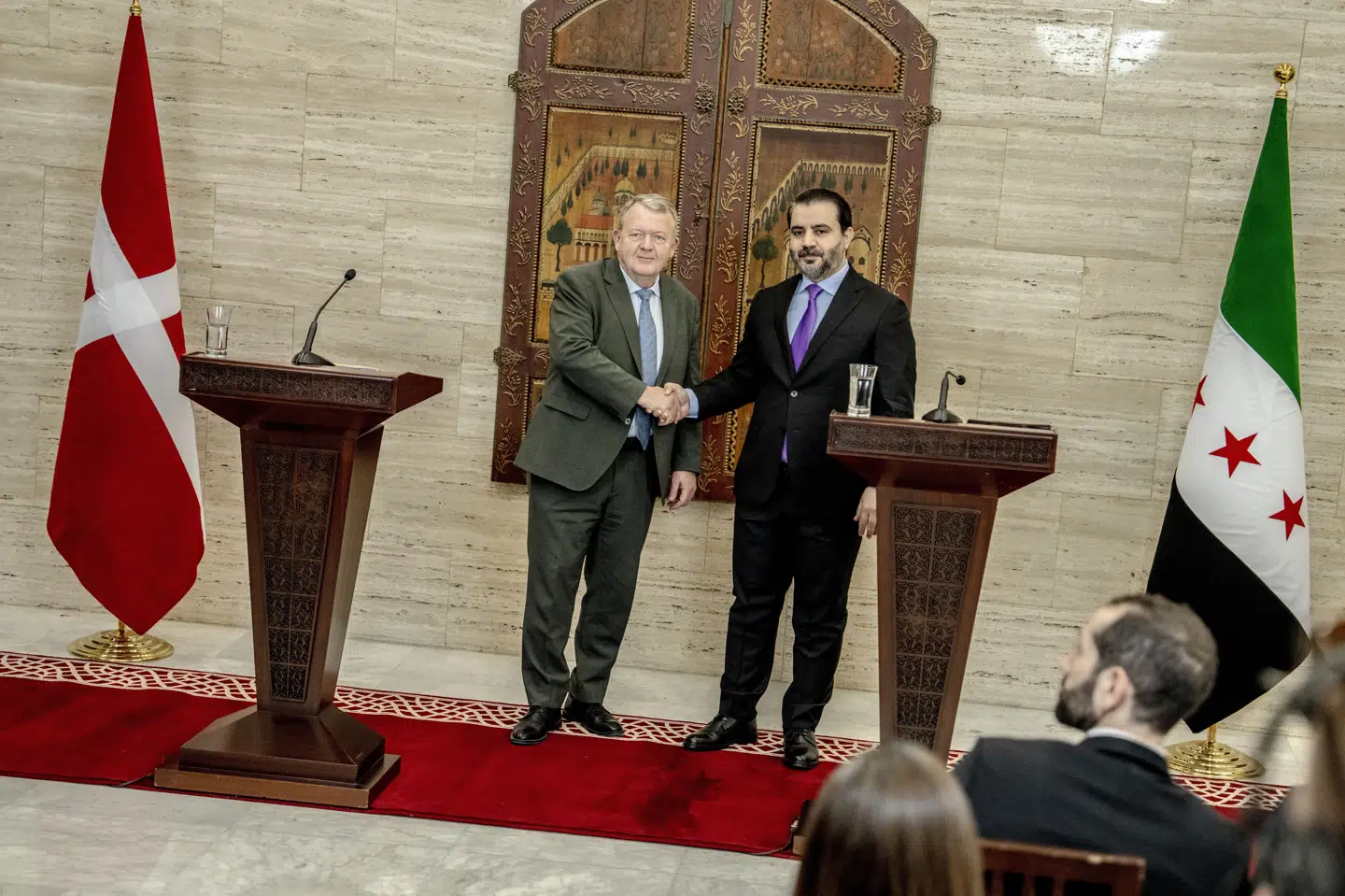 Den danske udenrigsminister, Lars Løkke Rasmussen (M), gav hånd til Syriens udenrigsminister, Assad al-Shaibani, på Tishreen Palace i Damaskus i Syrien lørdag, hvor de også holdt et fælles pressemøde. Den danske regering vil lave en aftale om tvangshjemsendelser med Syrien, og på pressemødet fortalte Shaibani, at der bliver nedsat en komité, som skal være i kontakt med Danmark.