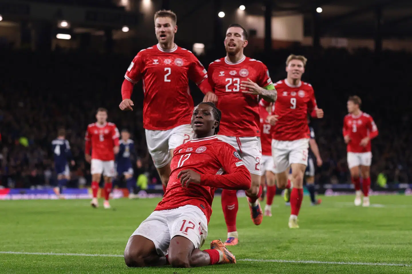 Patrick Dorgu scorede til 2-2 i Danmarks udekamp mod Skotland i VM-kvalifikationen for nylig og fejrede det med en glidetur på knæene. Danmark tabte dog kampen 2-4 og sikrede sig ikke den direkte billet til VM. (Arkivfoto).