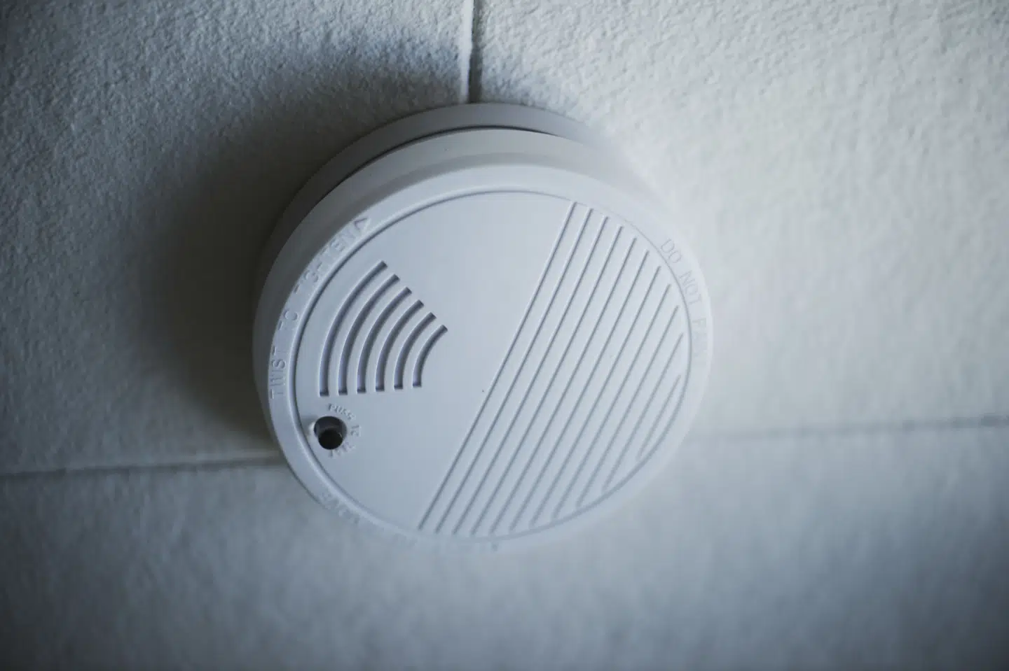 Myndighederne anbefaler, at man har en røgalarm til at advare i tilfælde af brand. Men hver femte danske husstand har ikke en røgalarm, fremgår det af en spørgeundersøgelse. (Arkivfoto).