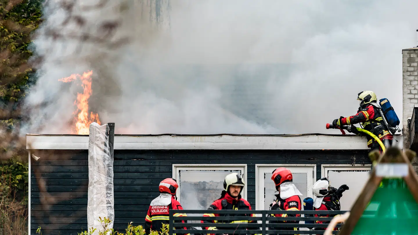 Søndag måtte brandvæsnet rykke ud til meldingerne om ild i en villa.
