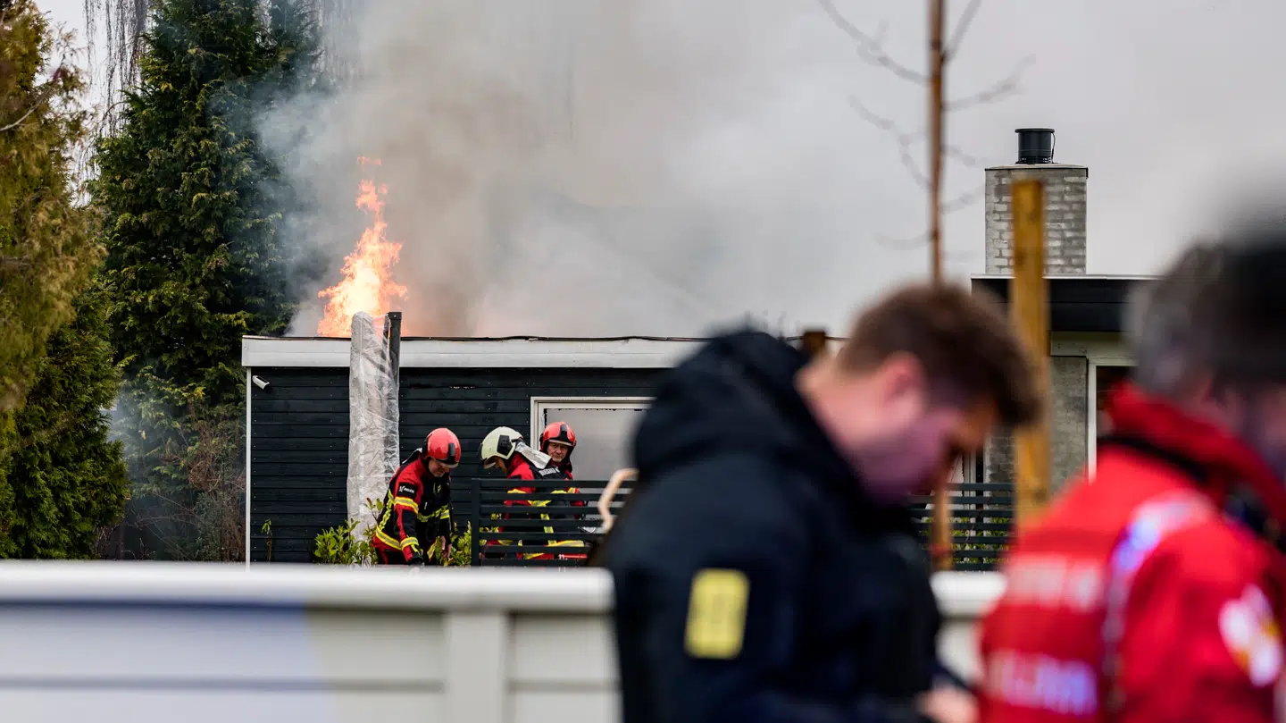 Vestegnens Brandvæsen arbejder ved en Ildebrand i en villa på Lokesvej.
