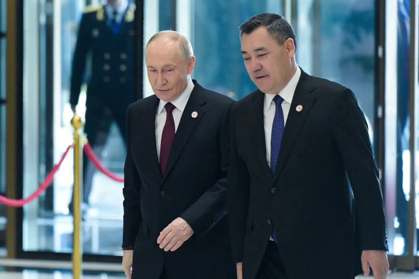 Ruslands præsident, Vladimir Putin, var torsdag på besøg i Kirgisistan hos præsident Sadyr Japarov (til højre), som er en nær allieret af Rusland. Flere organisationer advarer om, at ytrings- og pressefriheden er blevet begrænset i Kirgisistan under Japarovs ledelse.