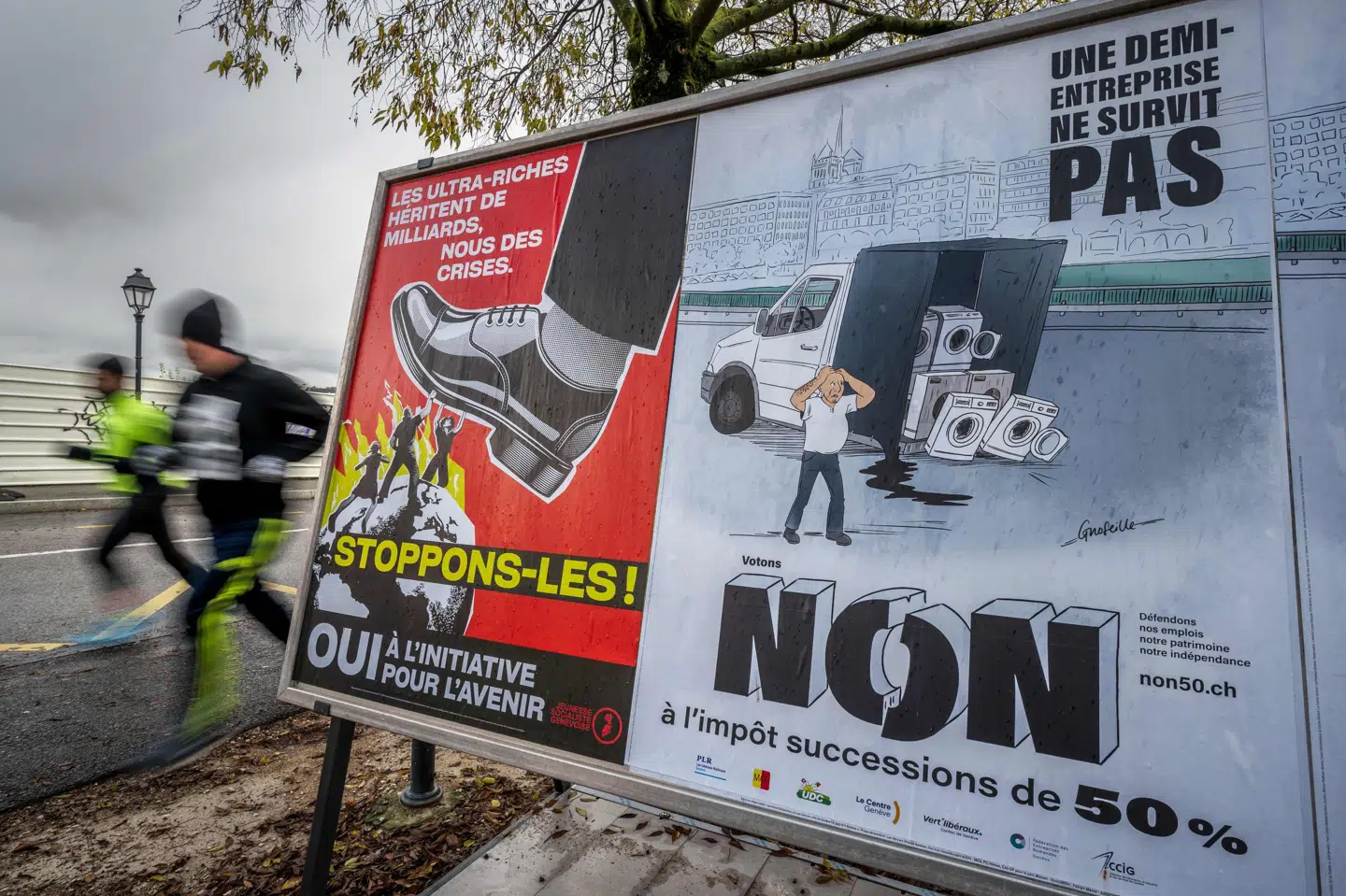 Søndag er der blevet stemt nej til to forslag ved en folkeafstemning om henholdsvis 50 procents arveafgift og om en ny værnepligt, der også kan udføres ved civil samfundstjeneste uanset køn. Valgplakater har præget bybilledet op til valget, hvor de to tematikker har været illustreret.