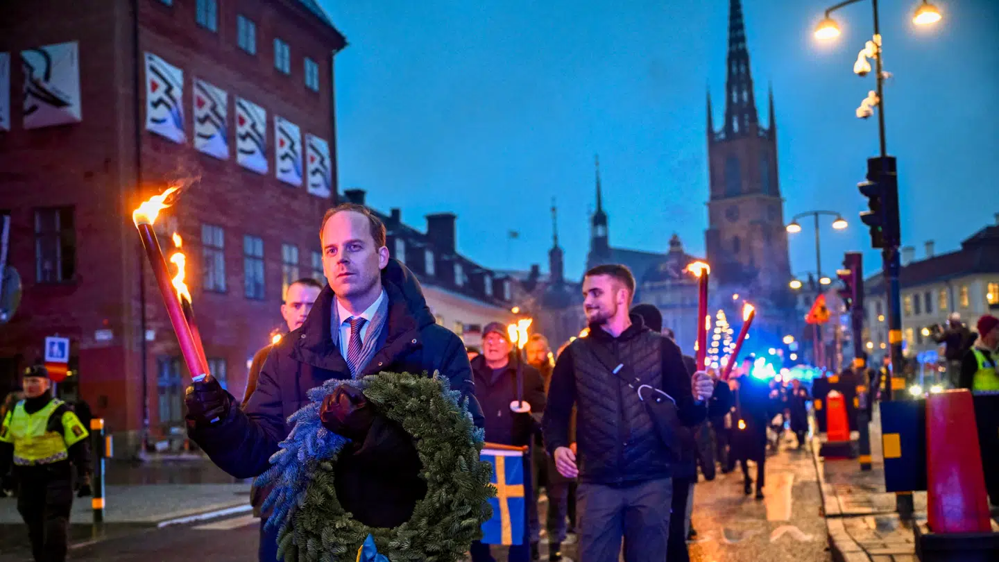 Forrest i optoget går partilederen fra Alternativ för Sverige, Gustav Kasselstrand, i fakkeloptoget.