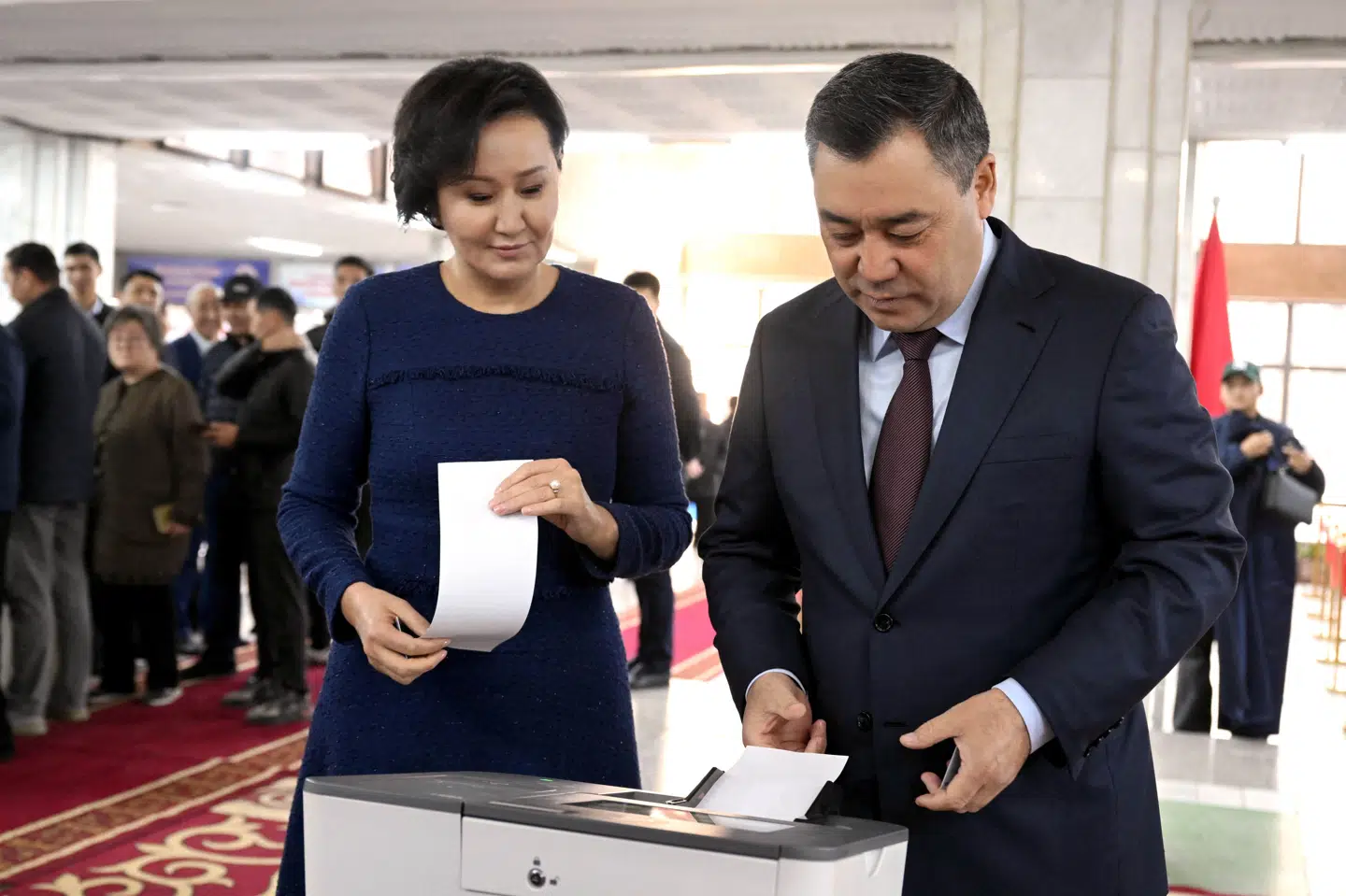 Den kirgisiske præsident, Sadyr Japarov, afgiver sin stemme ved søndagens parlamentsvalg. Siden han tiltrådte i 2021, har flere organisationer advaret om, at ytrings- og pressefriheden har lidt et knæk i Kirgisistan.