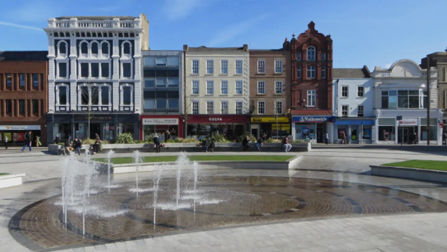 Politiet arbejder på gerningsstedet i Stockton, hvor fire personer mistede livet under et skyderi ved en børnefødselsdag.