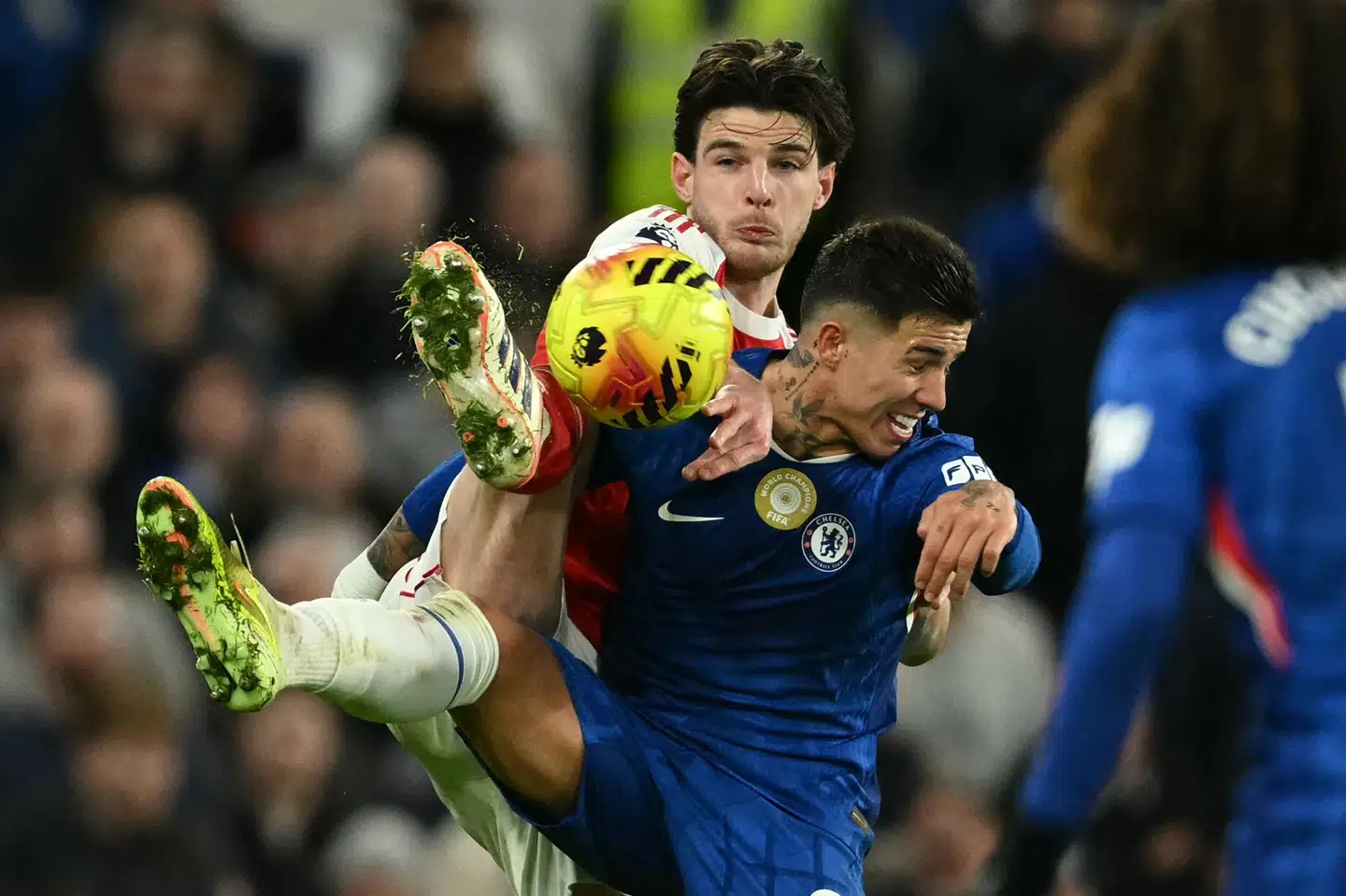 Der var masser af nærkampe, da Arsenal og Declan Rice (til venstre) dystede med Chelsea og Enzo Fernández. Men det hele endte med en pointdeling.