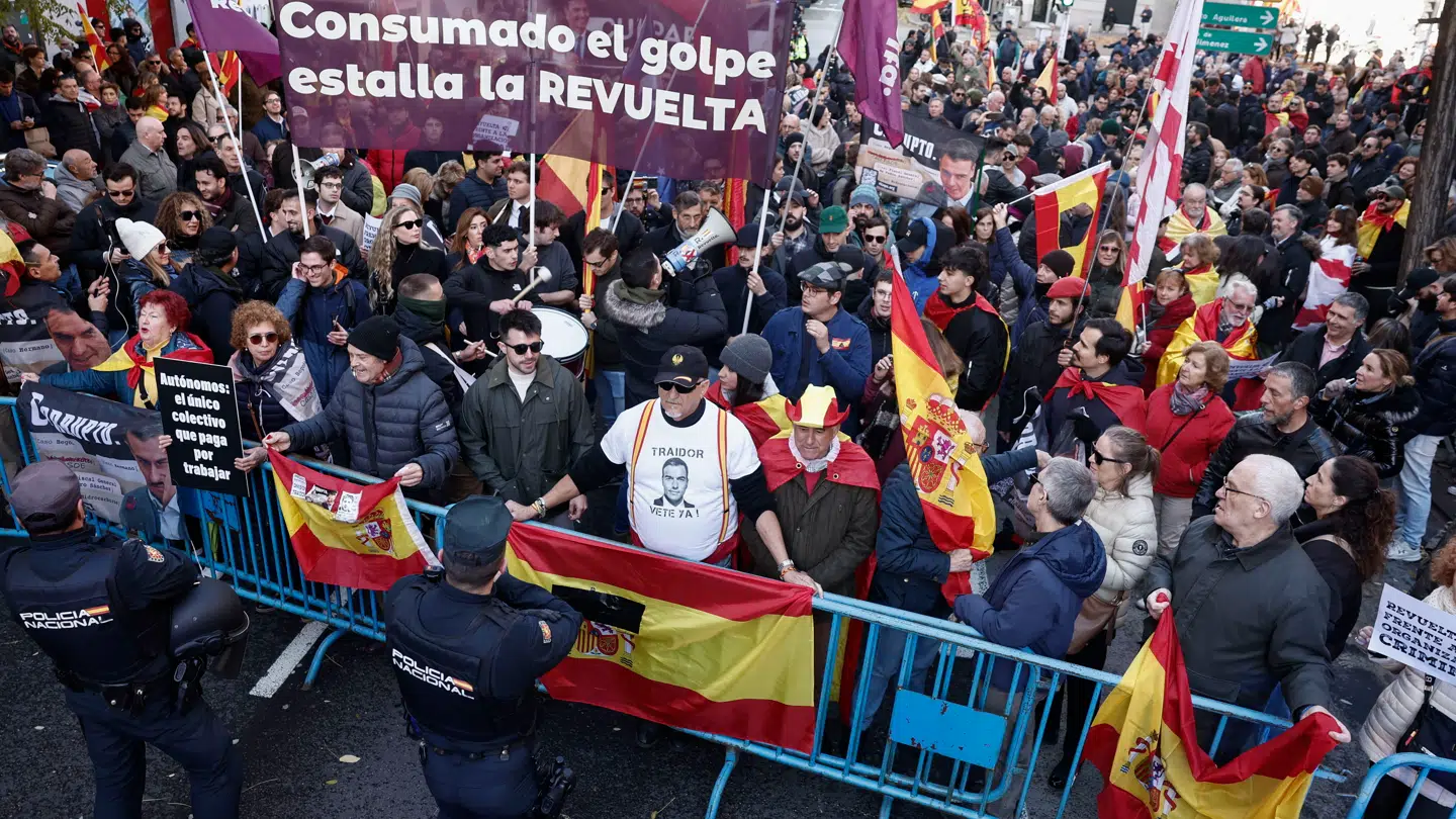 Protester fyldte Madrids gader søndag i en ophedet demonstration mod regeringens korruptionsskandaler.