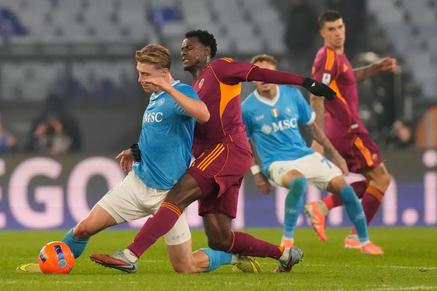 Rasmus Højlund arbejdede som vanligt hårdt og assisterede sejrsmålet, da Napoli slog Roma.