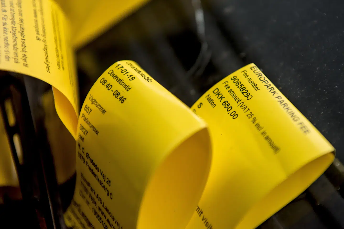 Når en gul seddel hænger under vinduesviskeren, er bilejere ofte klar over, at der er tale om en parkeringsbøde. Men med "usynlige parkeringsbøder", som bilister får elektronisk, er det oftere til stor overraskelse. (Arkivfoto).