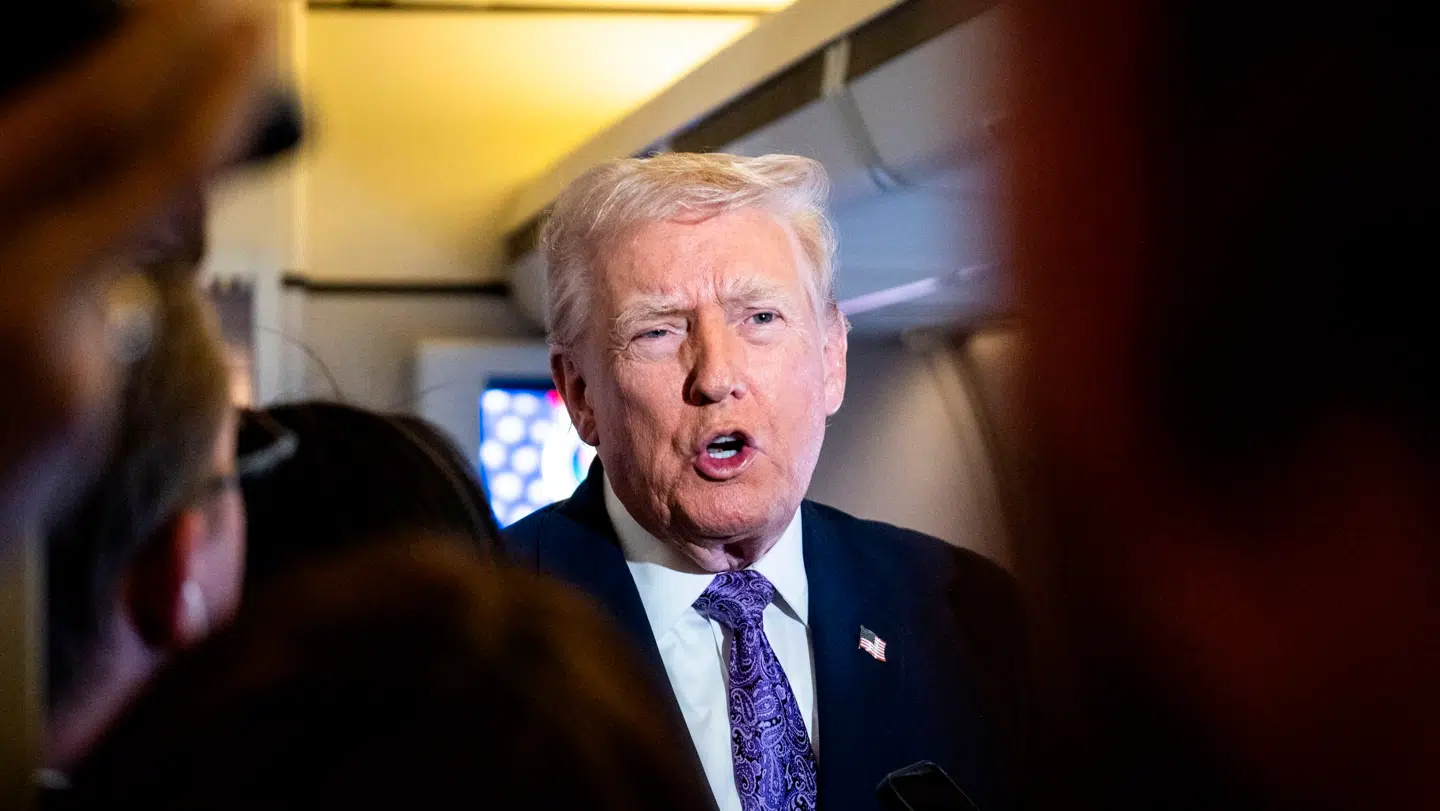 Donald Trump, fotograferet mens han talte med pressen om bord på sit embedsfly, Air Force One, 30. november.