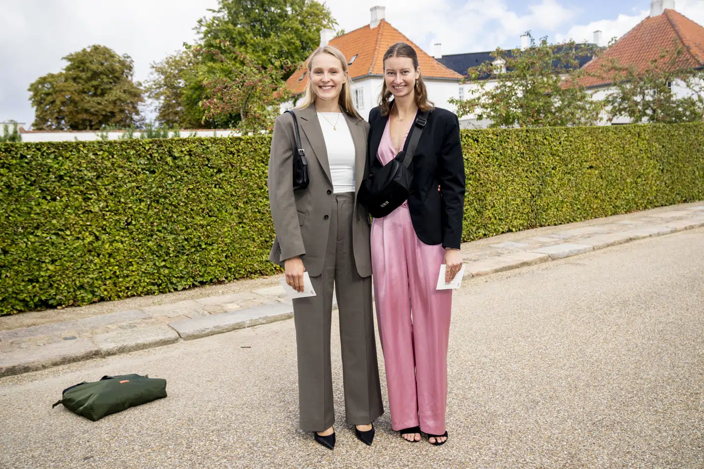 Julie Kepp Jensen og Helena Rosendahl Bach ses her ved kongeparrets reception for deltagere ved OL og para-OL i Paris. Receptionen blev afholdt i Orangeriet på Fredensborg Slot i september 2024. I denne uge skal svømmerne i bassinet i Lublin. (Arkivfoto).