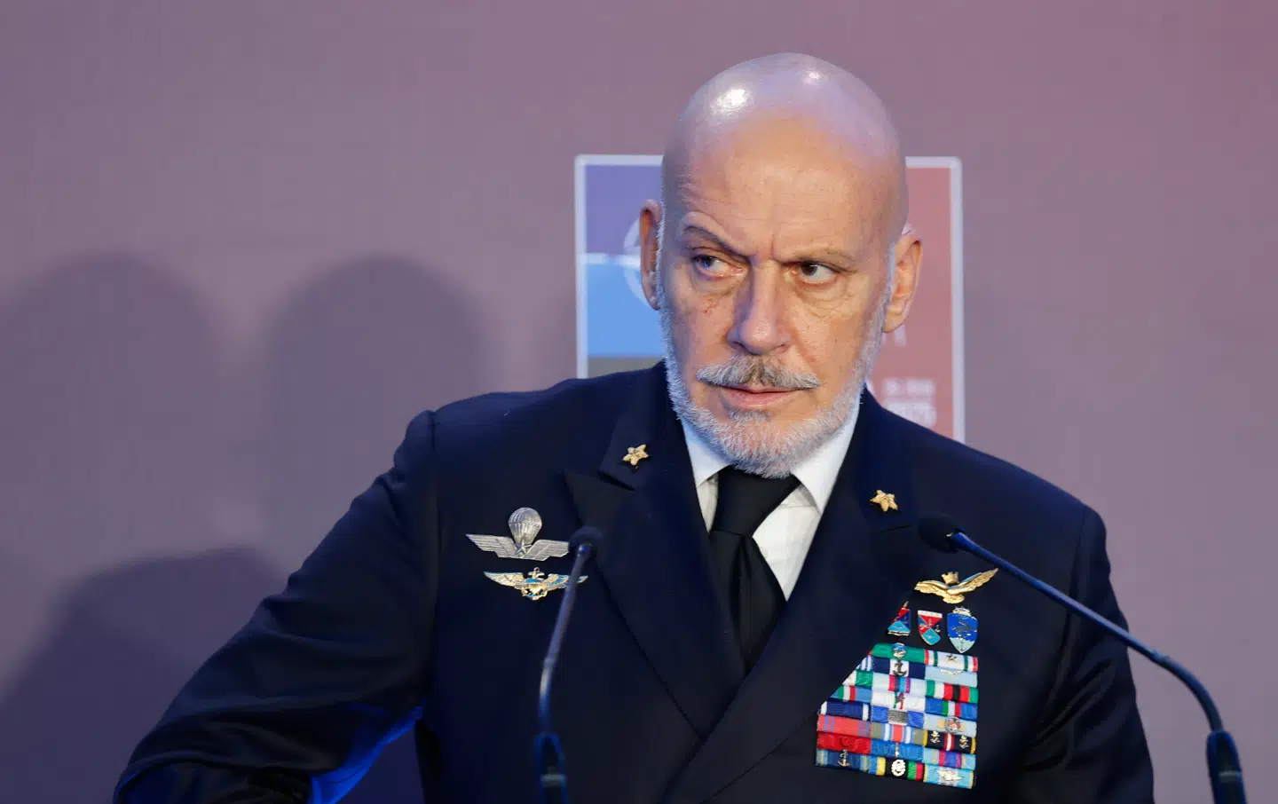 Admiral Giuseppe Cavo Dragone indrømmer, at NATO er for passiv i modreaktionen på Ruslands hybride krigsførelse.