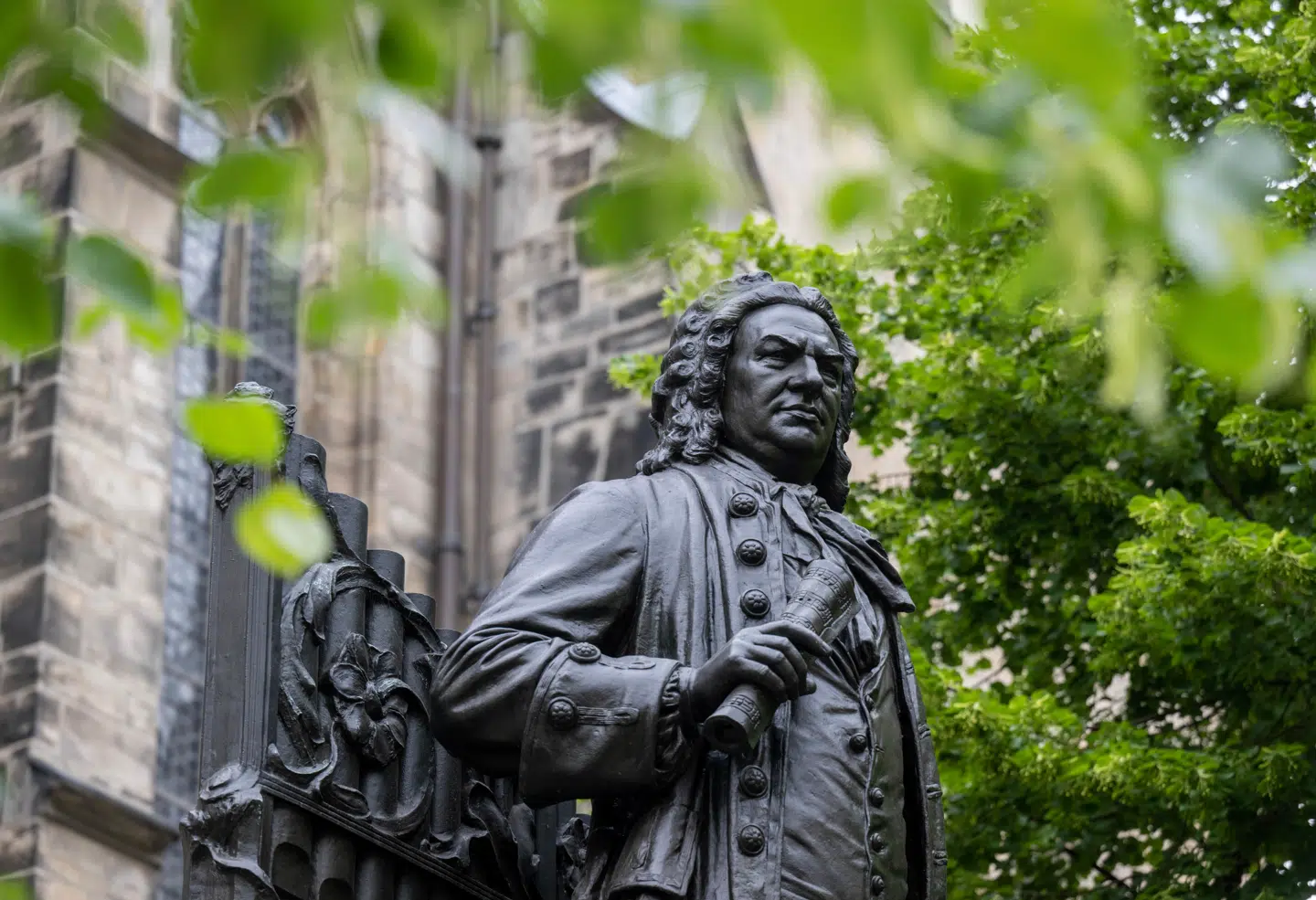 Johann Sebastian Bachs længste ansættelse var i Leipzig som kantor, hvor mange af hans største værker stammer fra. Her ses en statue af Bach ved Thomaskirche i den tyske storby. Arkivfoto: Hendrik Schmidt/AP/Ritzau Scanpix