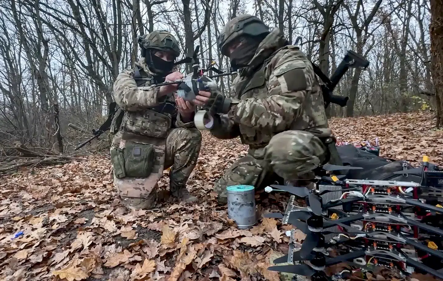 Russiske soldater gør en drone klar til at lette og blive sendt mod ukrainske mål.