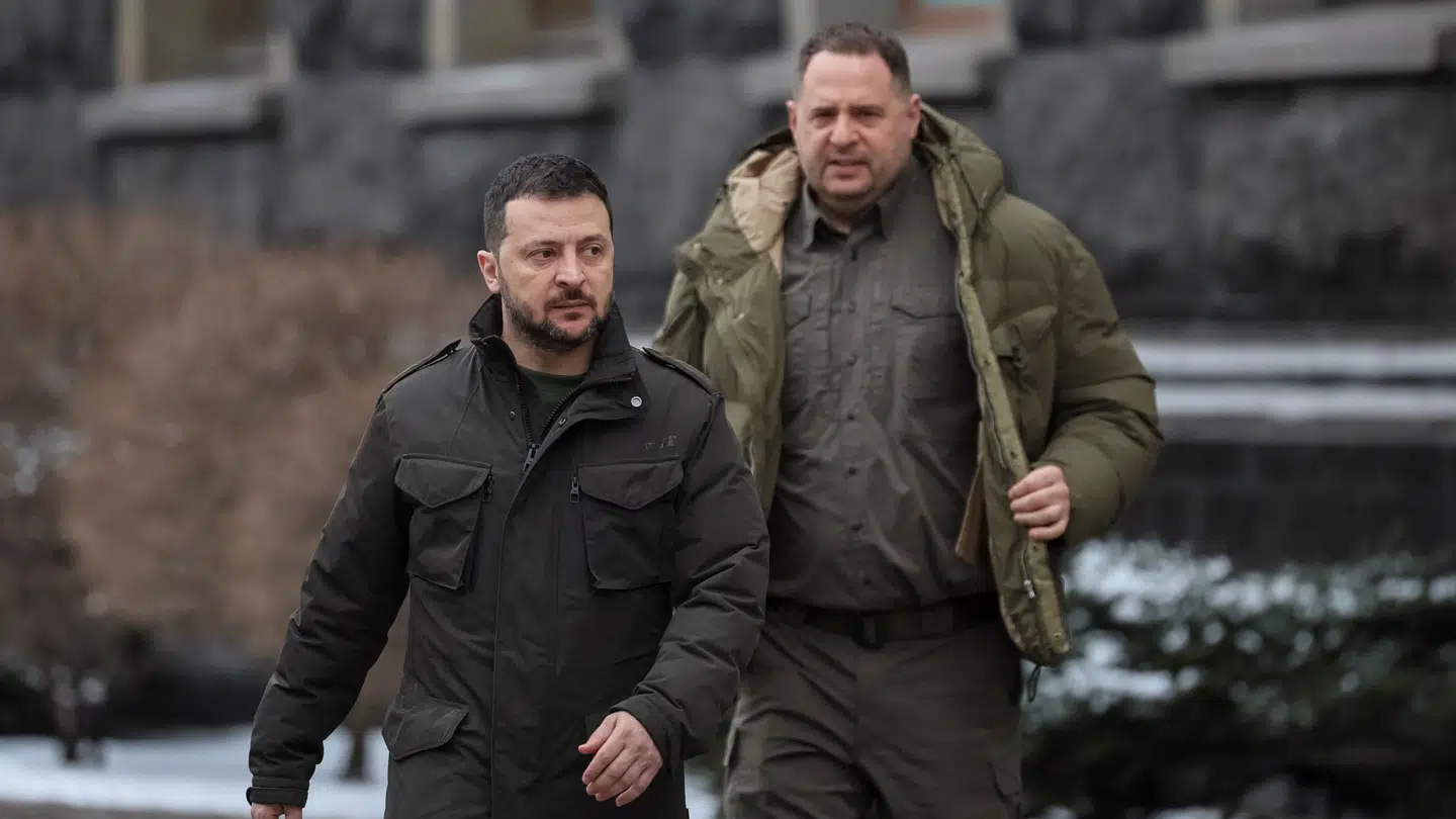 Ukraines præsident Volodymyr Zelenskyj fulgt af stabschef Andrij Jermak. Nu er Jermak fortid.