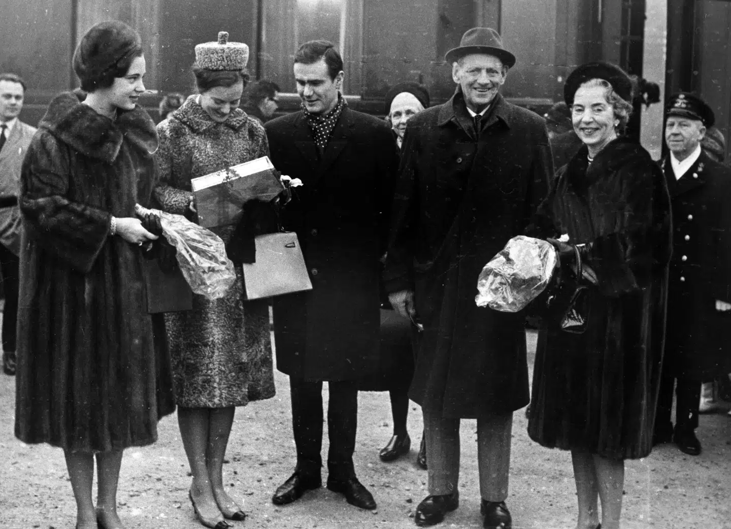 Kong Frederik den 9. og Kongefamilien på banegården i Hobro på vej til jagthytten i Trend for at fejre jul i 1966. Fra venstre prinsesse Benedikte, prinsesse Margrethe, grev Henri, kong Frederik og dronning Ingrid.