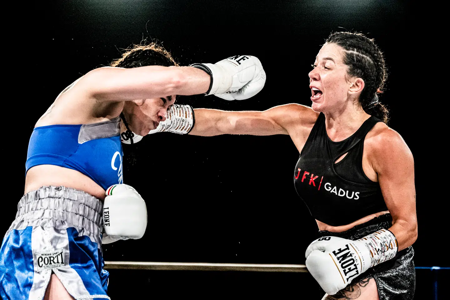 Sarah Mahfoud er fjervægtsbokser og boksede senest i november sidste år mod Danila Ramos, som hun slog. Her er det Danish Fight Night forinden, hvor hun uddeler kæberaslere til Marcela Eliana Acuna om WBC Silver-titlen.
