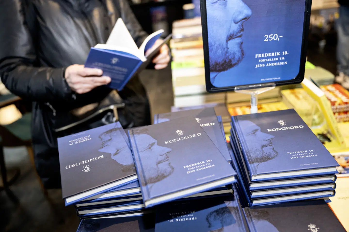 Der var stor rift om kong Frederiks bog "Kongeord", da den blå bog udkom 17. januar 2024. Til næste år vil det være muligt at få fingre i bogen i en digital udgave - helt gratis. (Arkivfoto).