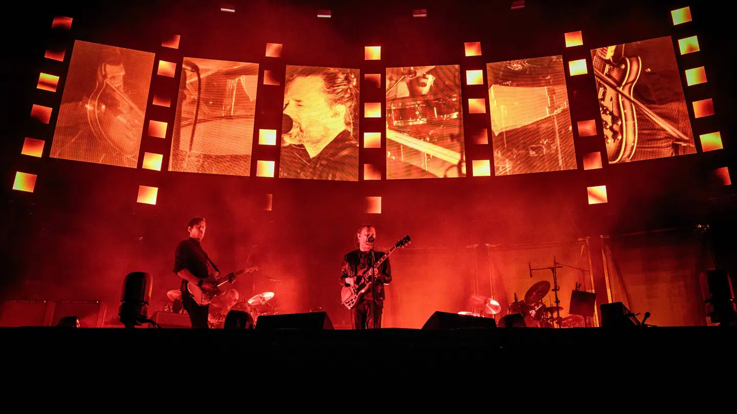 Thom Yorke er blevet ramt af en 'voldsom halsbetændelse'.