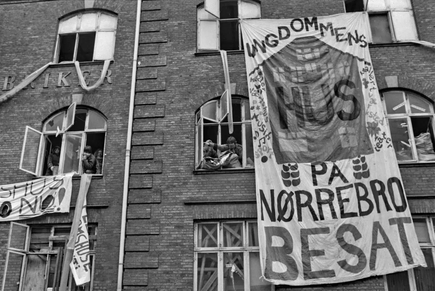 Unge bz'ere har indtaget Schiønning og Arvés nedlagte fabrik i Heimdalsgade på Nørrebro i 1980erne.