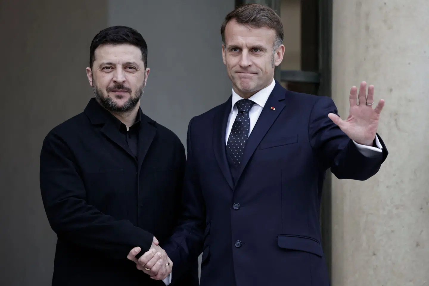 Den ukrainske præsident, Volodymyr Zelenskyj, er mandag i Paris, hvor han mødes med Frankrigs præsident, Emmanuel Macron. Zelenskyj håber på at få europæisk støtte i processen mod fred i Ukraine.