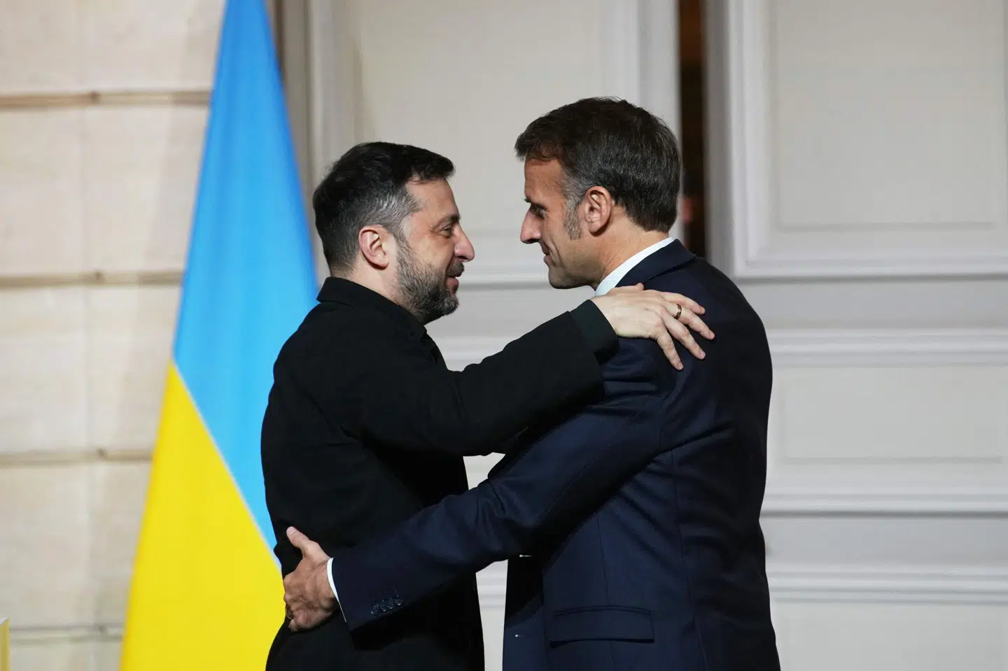 Frankrigs præsident, Emmanuel Macron, siger, at koalitionen af villige lande, der støtter Ukraine, de næste dage vil føre samtaler med USA om sikkerhedsgarantier for Ukraine, hvis der kommer en fredsaftale.