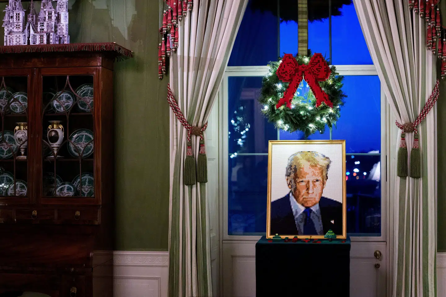 Et portræt af den amerikanske præsident lavet af legoklodser står udstillet i Det Hvide Hus' "Grønne Rum".