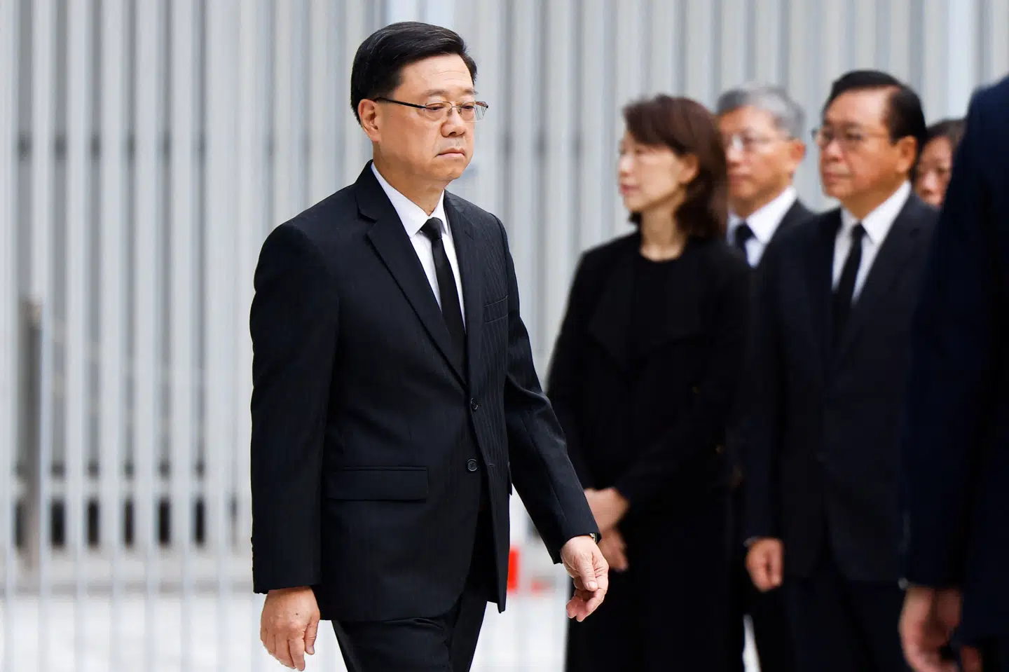 John Lee, der er leder i Hongkong, deltog lørdag i en mindehøjtidelighed for ofrene for en brand i et lejlighedskompleks. 151 personer døde i branden. (Arkivfoto).