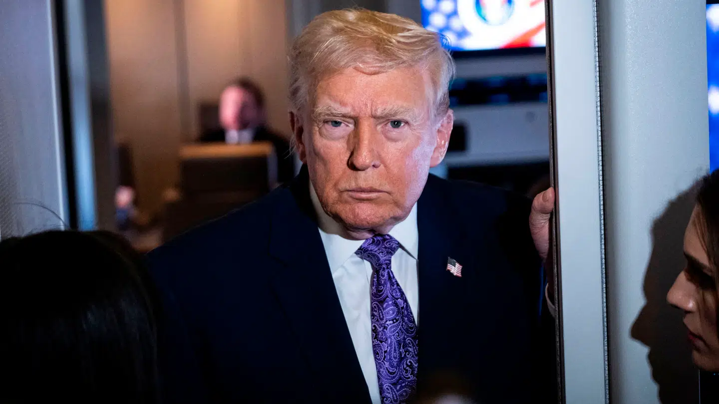 Her ses den amerikanske præsident, Donald Trump, tale med pressen om bord på Air Force One den 30. november.