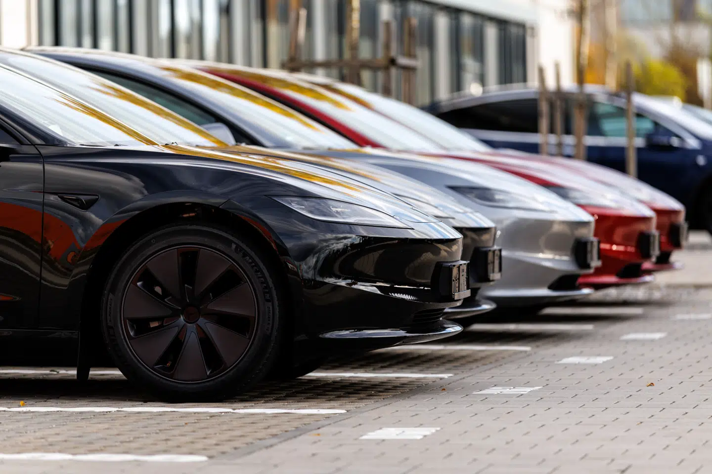 Også i november er amerikanske Teslas bilsalg i Europa gået markant tilbage – men et enkelt land skiller sig markant ud.