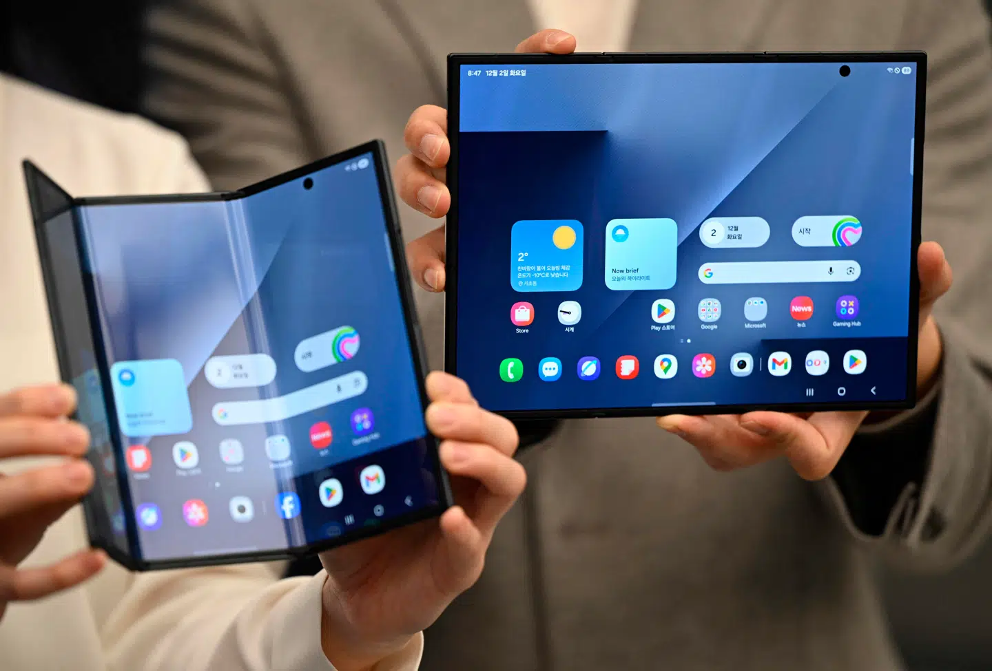 Samsungs Galaxy Z Trifold kan foldes ud to gange, så skærmen bliver lige så stor som en tablet på 10 tommer. I lukket stand fungerer den som en almindelig smartphone.