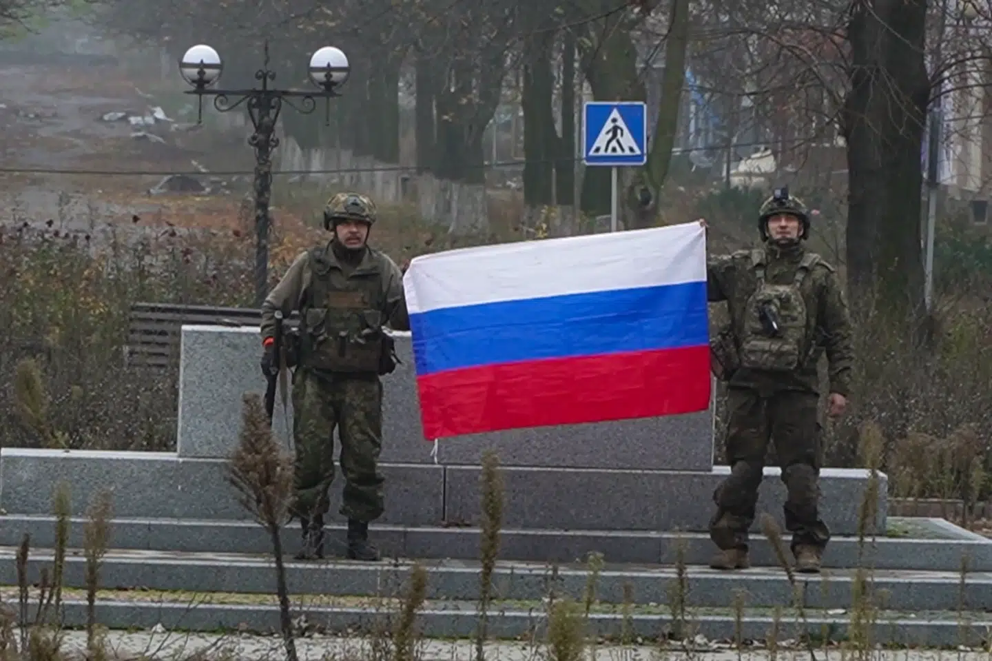Ruslands forsvarsministerie udsendte sent mandag billeder af et russisk flag i Prokrovsk, som Rusland hævder at have indtaget. Ukrainske soldater befinder sig dog stadig ifølge eget udsagn i de nordlige dele af byen.