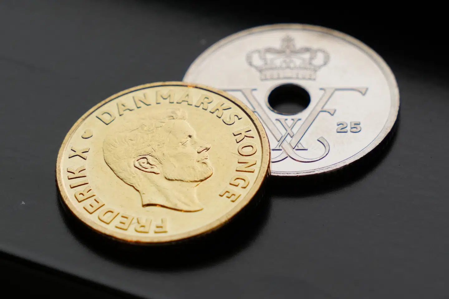 På forsiden af de nye 20- og 10-kroner er et portræt af kongen, der er udført af billedkunstner Eva Hjorth. På forsiden af 5-, 2- og 1-kronemønterne er kongens monogram.