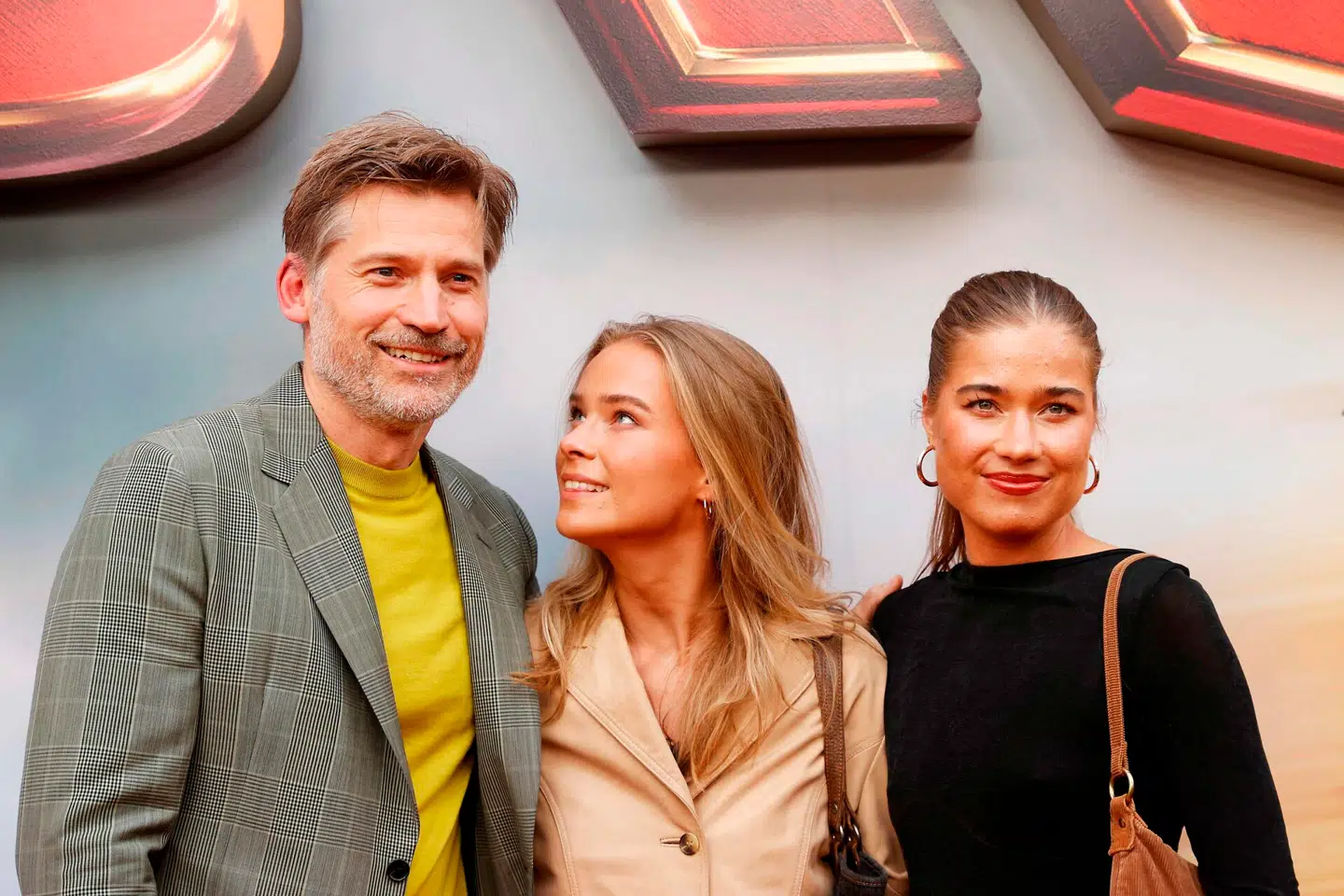 Safina Waldau og Fillippa Coster-Waldau med deres far Nikolaj Coster-Waldau på den røde løber til en premiere i Hollywood. Arkivfoto: Michael Tran, Scanpix