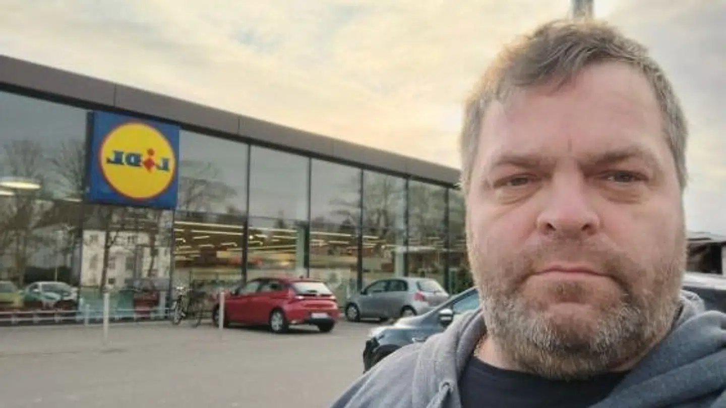 Jacob Hagerup tager gerne imod et tilbud om at købe flæskesteg til 12 kroner kiloet. Det er også en nødvendighed at jagte tilbud, siger han.