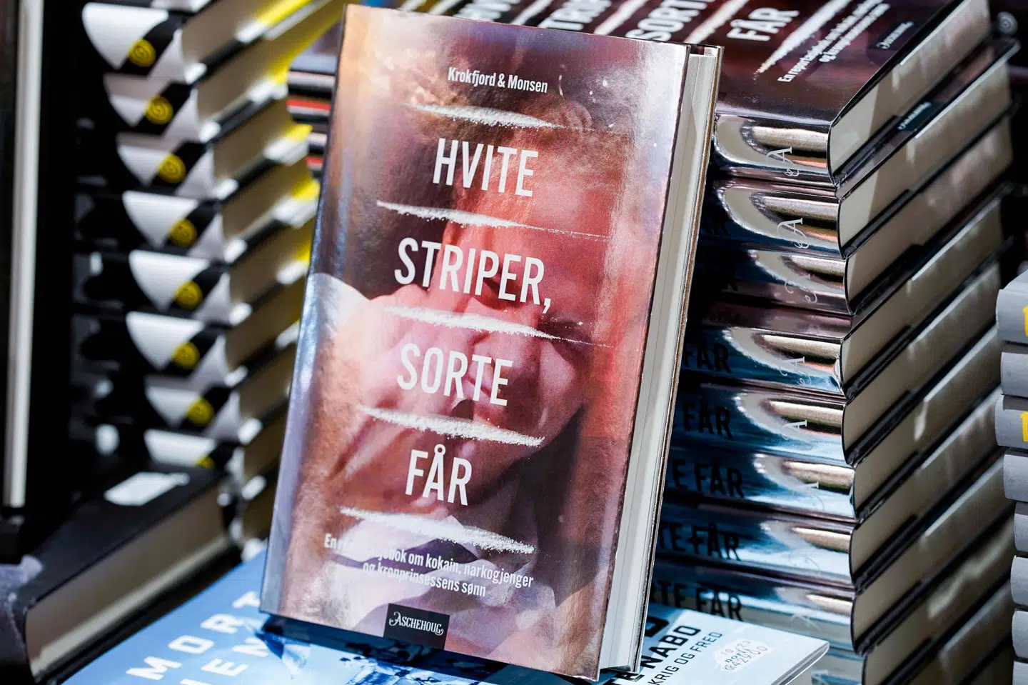 Bogen om norske Marius Borg Høiby "Hvide striber, sorte får" var at finde i en boghandler i Oslo 21. oktober, da den udkom. Høibys advokater forsøgte uden held at standse salget. (Arkivfoto).